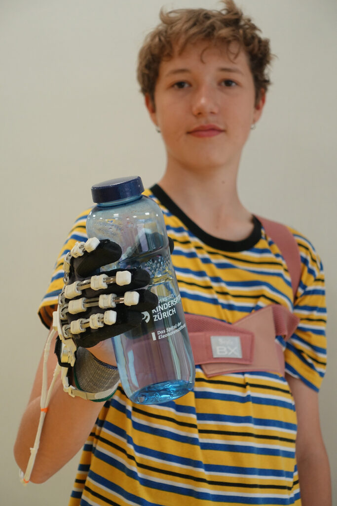 Hand exoskeletons assist individuals with limited hand function in therapy and daily activities. (Image: Andreas Meyer-Heim)
